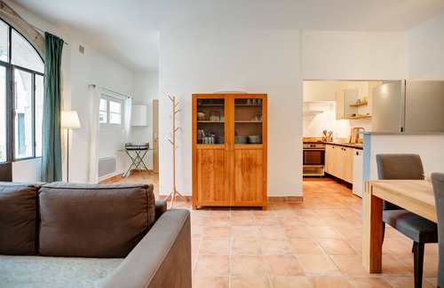 Pont-Saint-Esprit Apartment | Discover Gîte de la Cour: Pool, Breakfast & Family Friendly