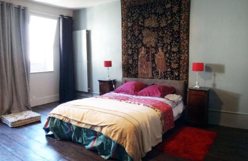 La Charite-sur-Loire Apartment | Charming Gîte de la Galerie du Pont with Family-Friendly Dining