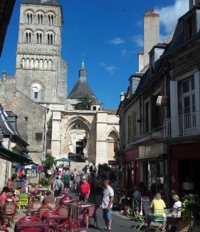 La Charite-sur-Loire Apartment | Charming Gîte de la Galerie du Pont with Family-Friendly Dining