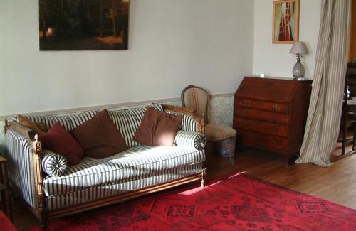 La Charite-sur-Loire Apartment | Charming Gîte de la Galerie du Pont with Family-Friendly Dining