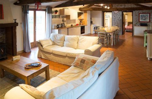 Chiche House | Gîte de La Pomerie: Oceanfront Retreat with Pool & Breakfast