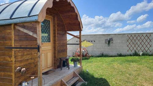 Dallon House | Pet-Friendly Gîte de la Roulotte de l'Epine with Ocean Views