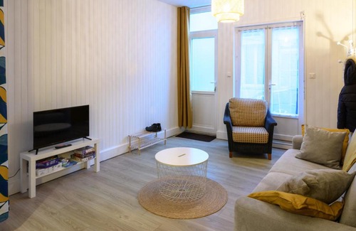 Saint-Aignan House | Gîte de Lisle: Pet and Child-Friendly Retreat with High Ratings