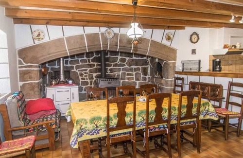 Peyre-en-Aubrac House | Pet-Friendly Gîte de Marie: 10/10 Guest Rated Escape