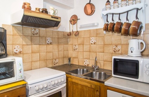 Peyre-en-Aubrac House | Pet-Friendly Gîte de Marie: 10/10 Guest Rated Escape