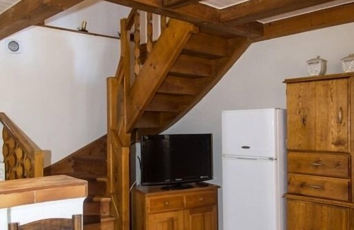 Peyre-en-Aubrac House | Pet-Friendly Gîte de Marie: 10/10 Guest Rated Escape