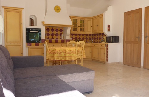 Velleron Villa | Relaxing Gîte de Provence with Spa and Ocean Views