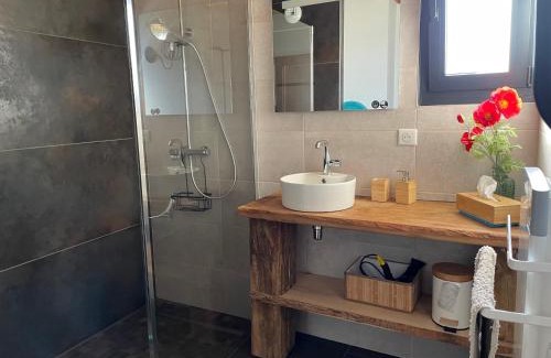 L'Etoile House | Gîte des 5 Cépages: Cozy Getaway with Hot Tub