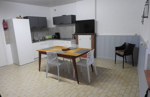 Le Bernard House | Gîte des Dolmens: Family-Friendly Retreat Near O'Gliss Park