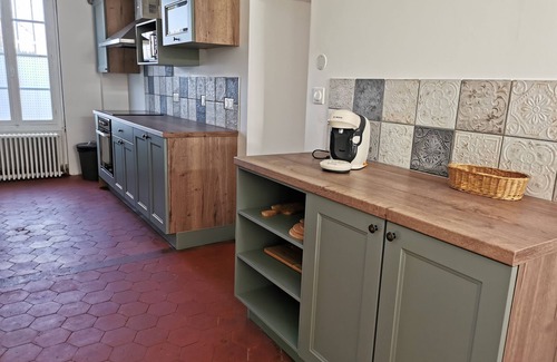 Beaumont House | Family-Friendly Retreat at Gîte des Frangines with Kitchen