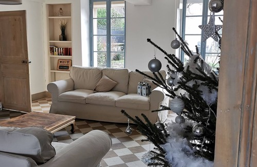 Beaumont House | Family-Friendly Retreat at Gîte des Frangines with Kitchen