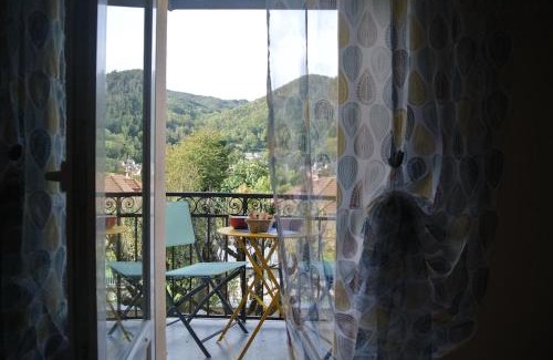 Vic-sur-Cere House | Gîte des Hirondelles: Oceanfront Oasis with Pool Access