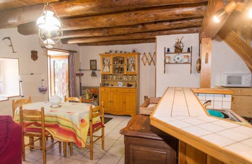 Peyre-en-Aubrac House | Gîte des Jonquilles: Family-Friendly Retreat for 6 Guests