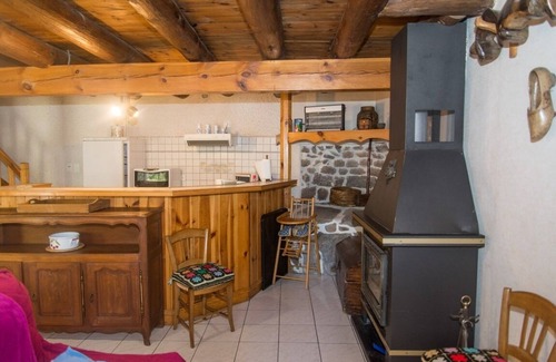 Peyre-en-Aubrac House | Gîte des Jonquilles: Family-Friendly Retreat for 6 Guests