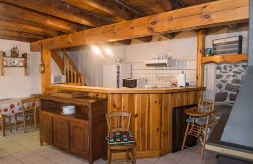 Peyre-en-Aubrac House | Gîte des Jonquilles: Family-Friendly Retreat for 6 Guests