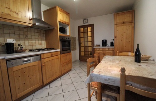 Les Echets House | Inviting House with Spa & Family-Friendly Amenities