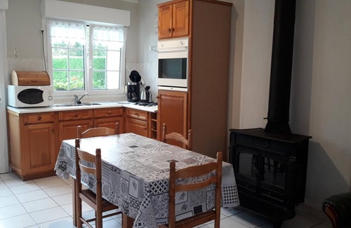 Baincthun House | Welcoming Gîte du Cèdre - Enjoy Breakfast and a Cozy Kitchen