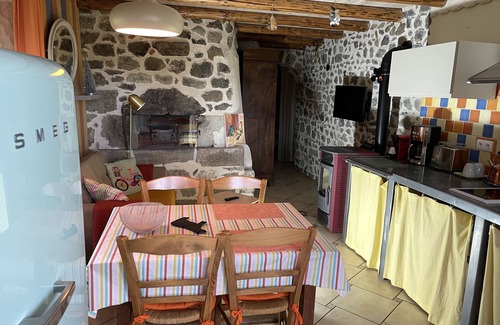 Vernines Cottage | Cozy Gîte du four: Pet-Friendly Lake View Retreat