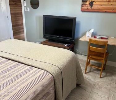 Notre-Dame-du-Laus Bed & Breakfast | Tranquil Getaway at Gîte du lac Poisson Blanc