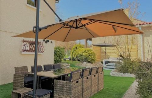 Coole House | Pet-Friendly Gîte du Lapin Bleu with Ocean View & Spa
