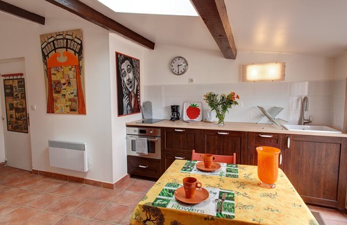 Quartier du Panier Apartment | Discover Gîte du Panier 1930: Family-Friendly Retreat