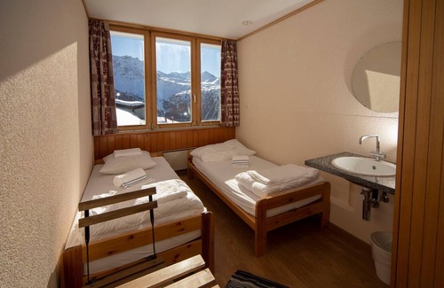 Lauenen Bei Gstaad Hotel | Welcoming Gîte du Prilet: Family-Friendly with Dining Options