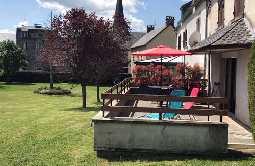 Bagnols House | Relaxing Gîte in Auvergne with Terrace and Gardens