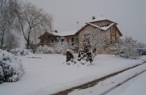 Sercoeur House | Gîte Sercœur: Ideal Retreat for 2 with Pet-Friendly Perks