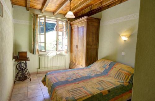 La Versanne House | Cozy Gîte & Studio with Fireplace and Games Room in La Versanne