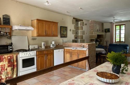 Souvigny House | Family-Friendly Gîte with Pool and Nature near Souvigny
