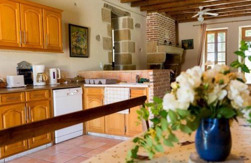 Souvigny House | Family-Friendly Gîte with Pool and Nature near Souvigny