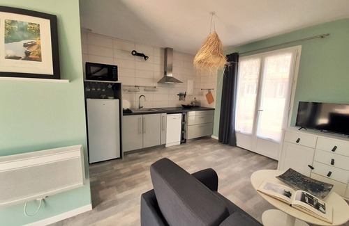 Cenac-et-Saint-Julien Apartment | Gîte Forêt: Poolside Retreat at Forest's Edge