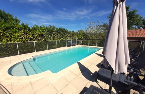 Cenac-et-Saint-Julien Apartment | Gîte Forêt: Poolside Retreat at Forest's Edge