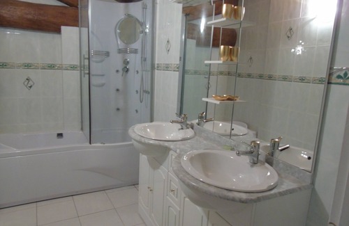 Houlette House | Spacious Gîte for 13 with Ocean View & Pool Access