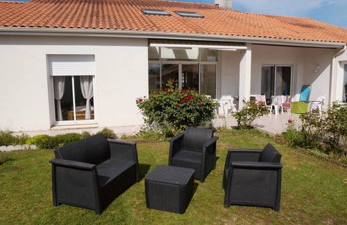 Saint-Julien-de-Concelles Cottage | Relaxing Gîte des Castors de Loire Near Nantes with Pool