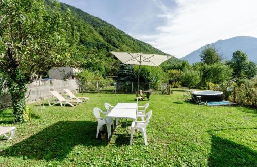 Saint-Martin-sur-la-Chambre Apartment | Relax at Gîte Zen Attitude with Hot Tub & Pet Friendly
