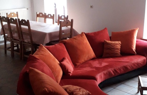 Saint-Maurice-sur-Moselle Apartment | Gîte Dans Ferme Équestre: Pet-Friendly Retreat with Pool