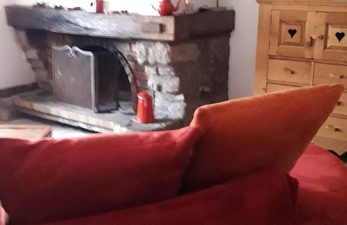 Saint-Maurice-sur-Moselle Apartment | Gîte Dans Ferme Équestre: Pet-Friendly Retreat with Pool