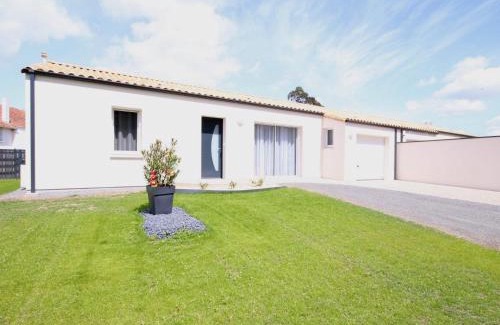 Saint-Philbert-de-Grand-Lieu House | Peaceful Gîte with Private Garden & Free Bikes Near Nantes