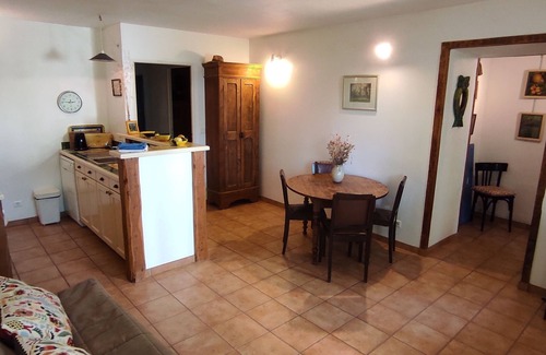 Entrechaux Apartment | Discover Gîte Genévrier: Pet-Friendly Retreat in Provence