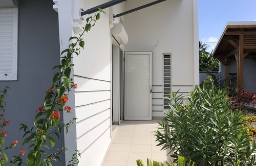 Saint-Louis House | Gîte Guidou: Family-Friendly Retreat with Pool & Perfect Score