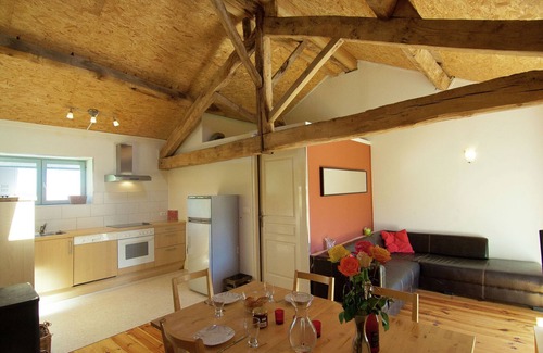 Saint-Leonard-de-Noblat Cottage | Inviting Gîte with Spacious Terrace and Pool Access