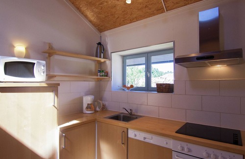 Saint-Leonard-de-Noblat Cottage | Inviting Gîte with Spacious Terrace and Pool Access