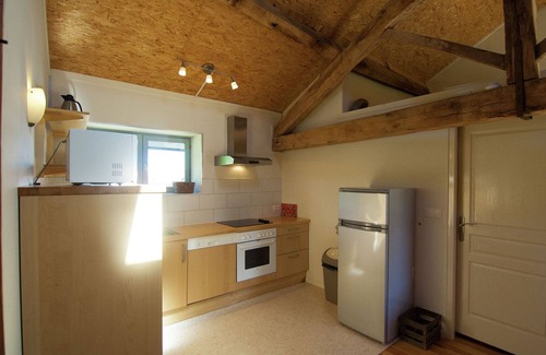 Saint-Leonard-de-Noblat Cottage | Inviting Gîte with Spacious Terrace and Pool Access