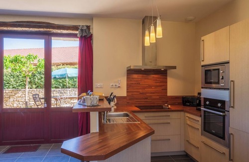 Ajat House | Gîte Jeanne: Relax by the Heated Saltwater Pool & Spa