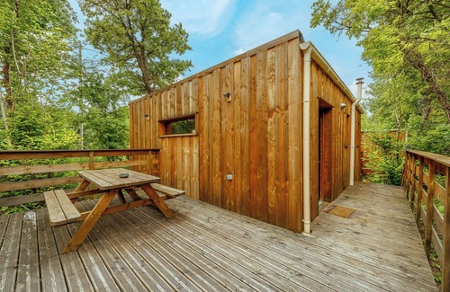 Blesignac House | Cozy Gîte L'acacia for Families with Breakfast Included