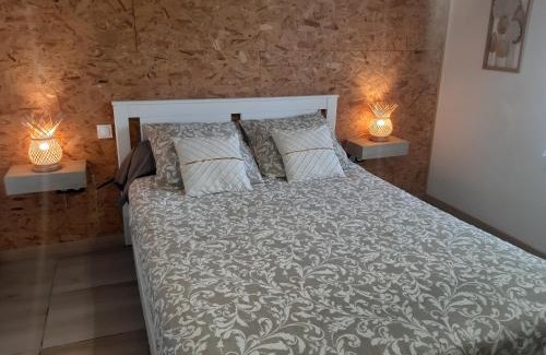Mouscardes House | Guest Rated 9.6: Gîte L'Ecureuil with Oceanfront Pool