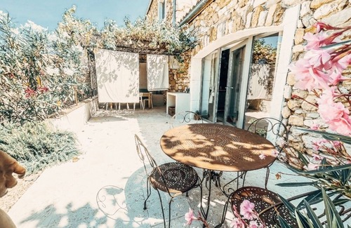 Baron House | Gîte "La cave du vigneron" in an estate in Uzès
