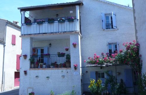 Le Chaffaut-Saint-Jurson Apartment | Discover Gîte la Grange: Family-Friendly in Provence