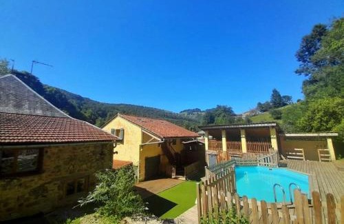 Nistos House | Gîte La Grange: Family-Friendly Retreat with Pool Amenities